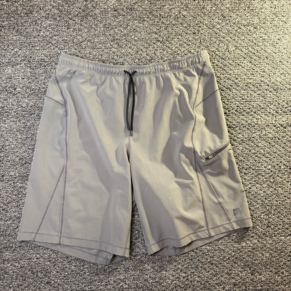 MEC Men’s Athletic Shorts Gray Size M Zip Pocket